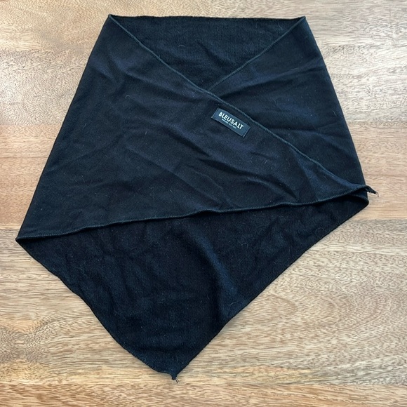 BLEUSALT | Black Little Triangle Scarf - Picture 2 of 7
